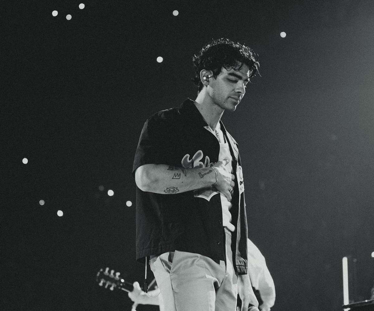 Joe Jonas tenía planes de mudarse al Reino Unido junto con su exesposa y sus dos pequeños. 
