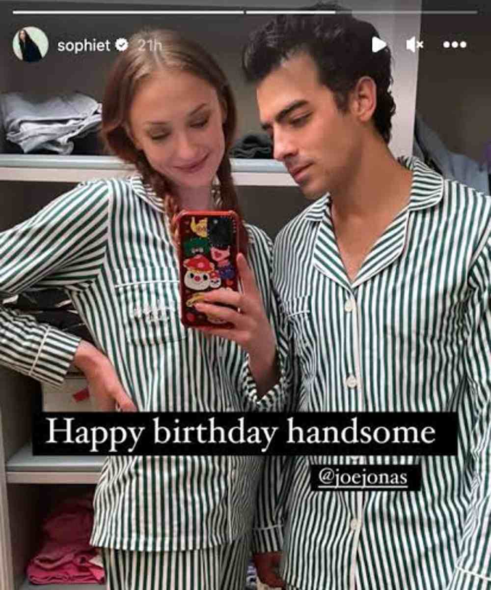 Joe Jonas y Sophie Turner en pijamas combinadas.