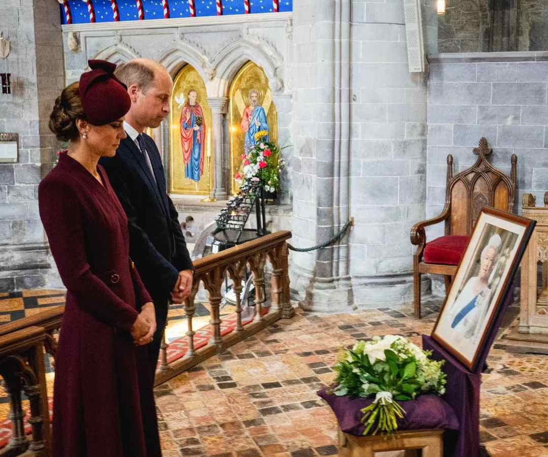 El príncipe William y Kate Middleton homenajeron a la reina Isabel desde Gales. 