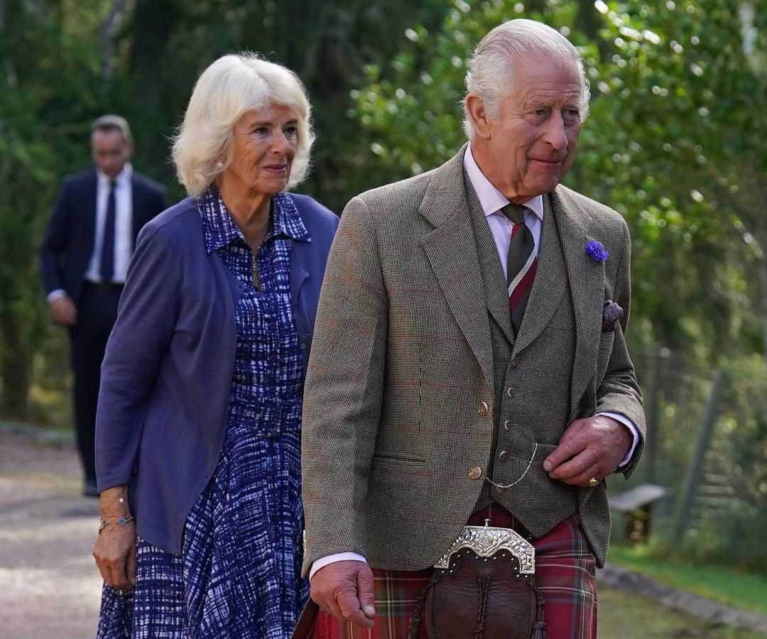 El rey Carlos III y su esposa, la reina Camilla, en el homenaje del primer aniversario del deceso de la reina Isabel II. 