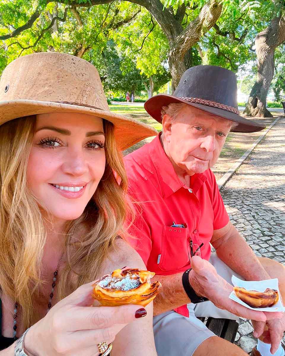 Andrea Legarreta festejó el cumpleaños 81 de su papá, Juan, en Portugal.