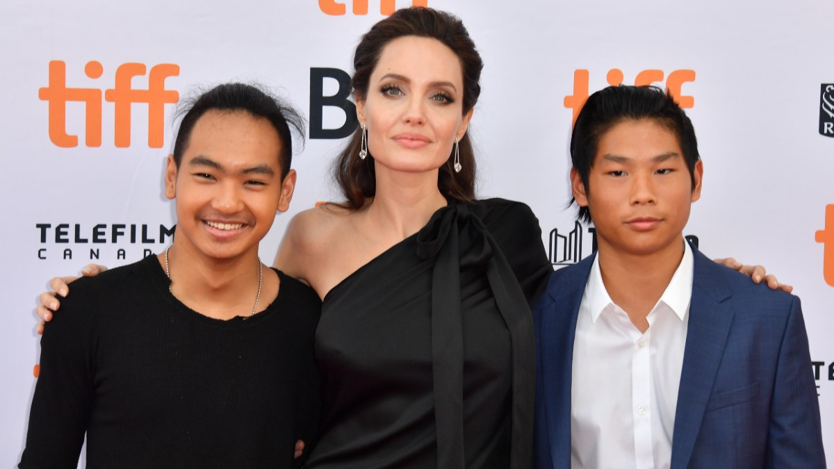 Surgen las primeras fotos de Angelina Jolie trabajando ‘bajo las órdenes’ de sus hijos Maddox y Pax