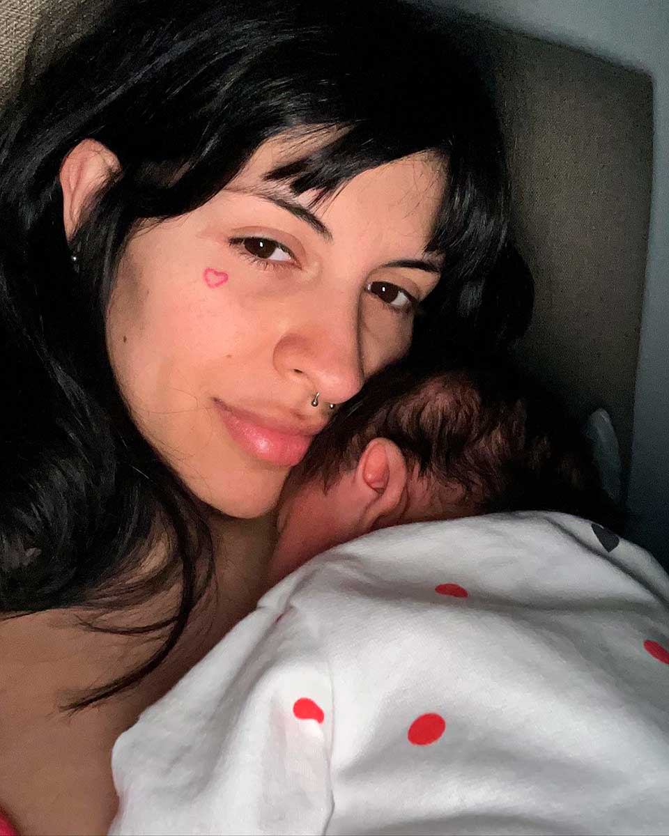 Cazzu compartió una tierna imagen de su hija de apenas un mes de nacida.