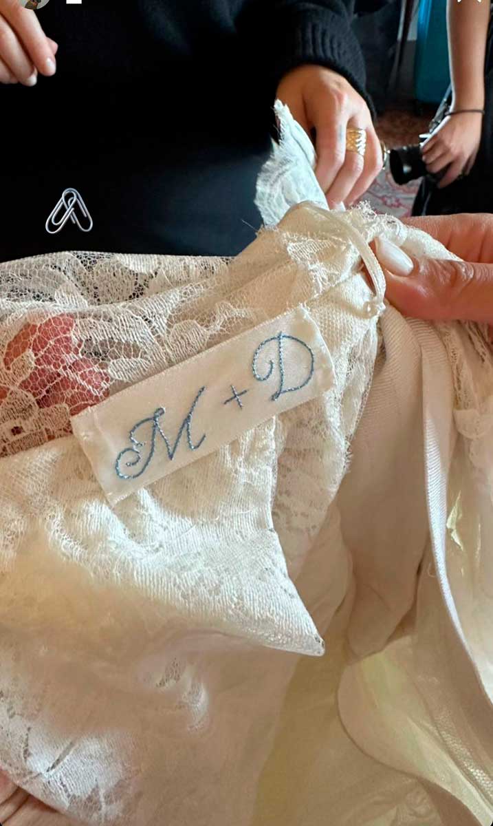 Las iniciales 'M+D' estaban bordadas en el hermoso vestido Dolce & Gabbana de Michelle Salas. 