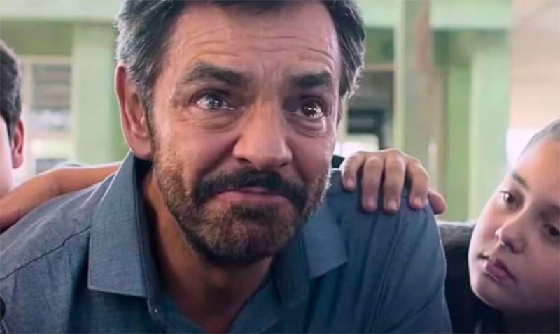 Eugenio Derbez interpreta al maestro Sergio Juárez Correa, quien alentó a Paloma Noyola a cumplir sus sueños. 