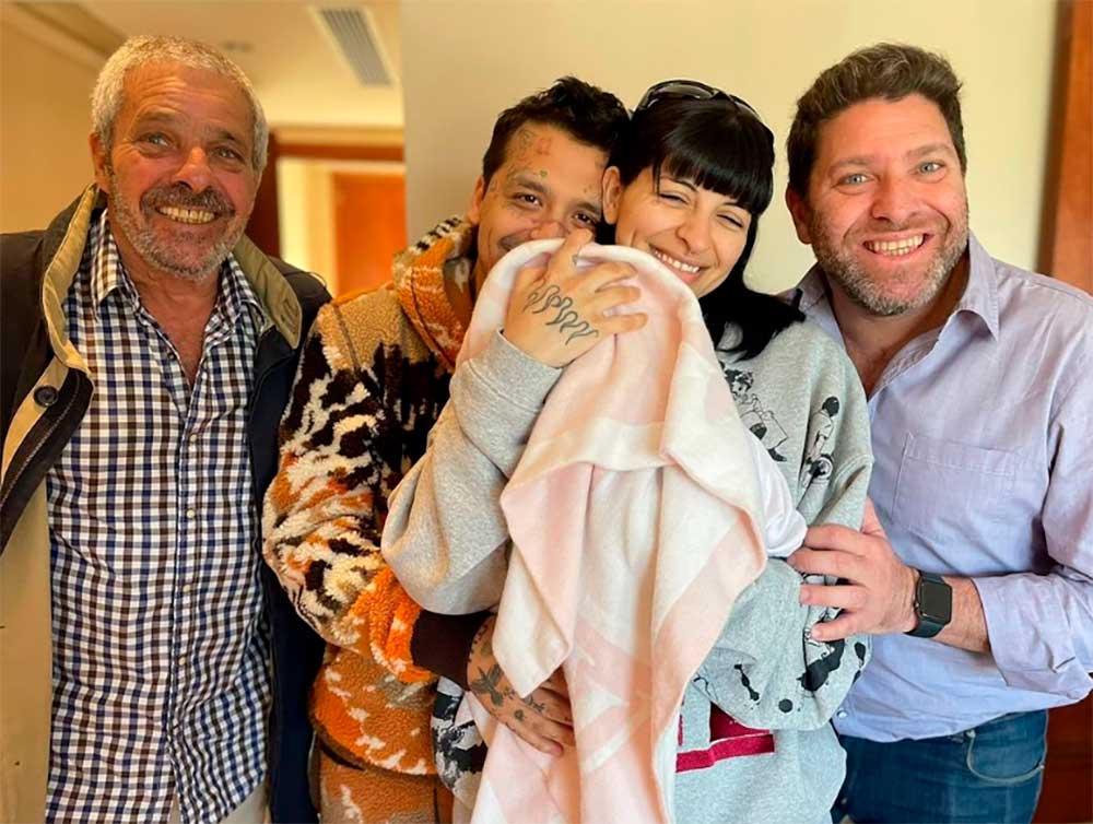 Los doctores de Cazzu sorprendieron a sus seguidores con esta imagen de Christian Nodal, su pareja y su hija.