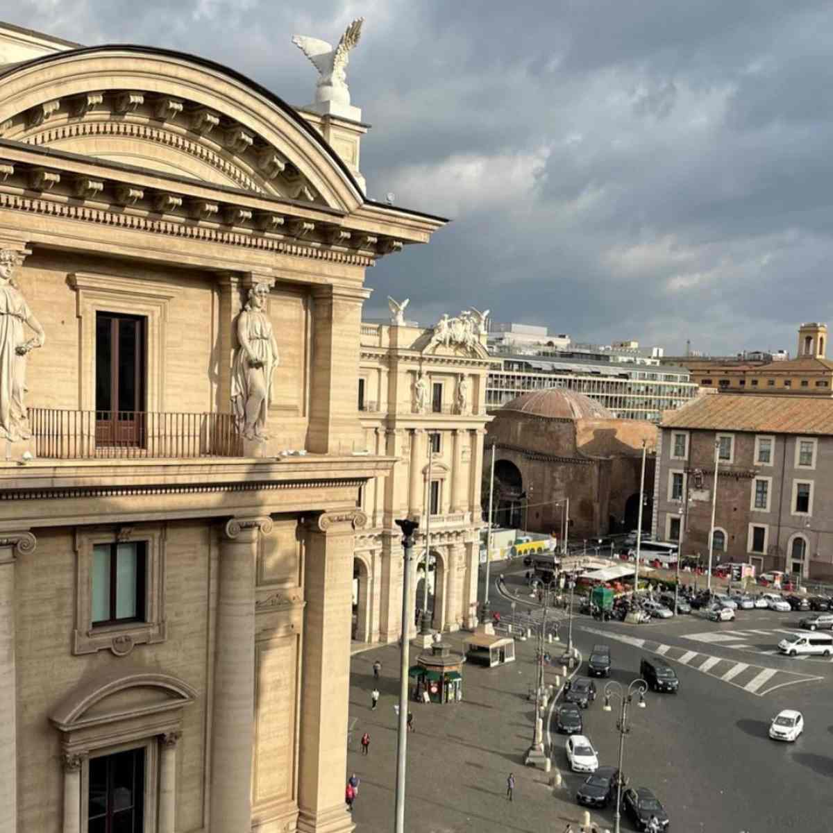 Humberto Zurita y Stephanie Salas pasean por Roma.