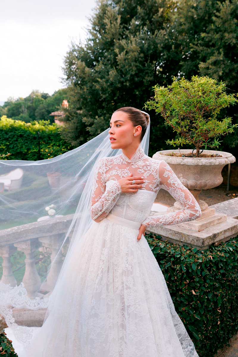 Michelle Salas eligió joyas Tiffany & Co. para complementar su bridal look.  (Foto: Vogue México)