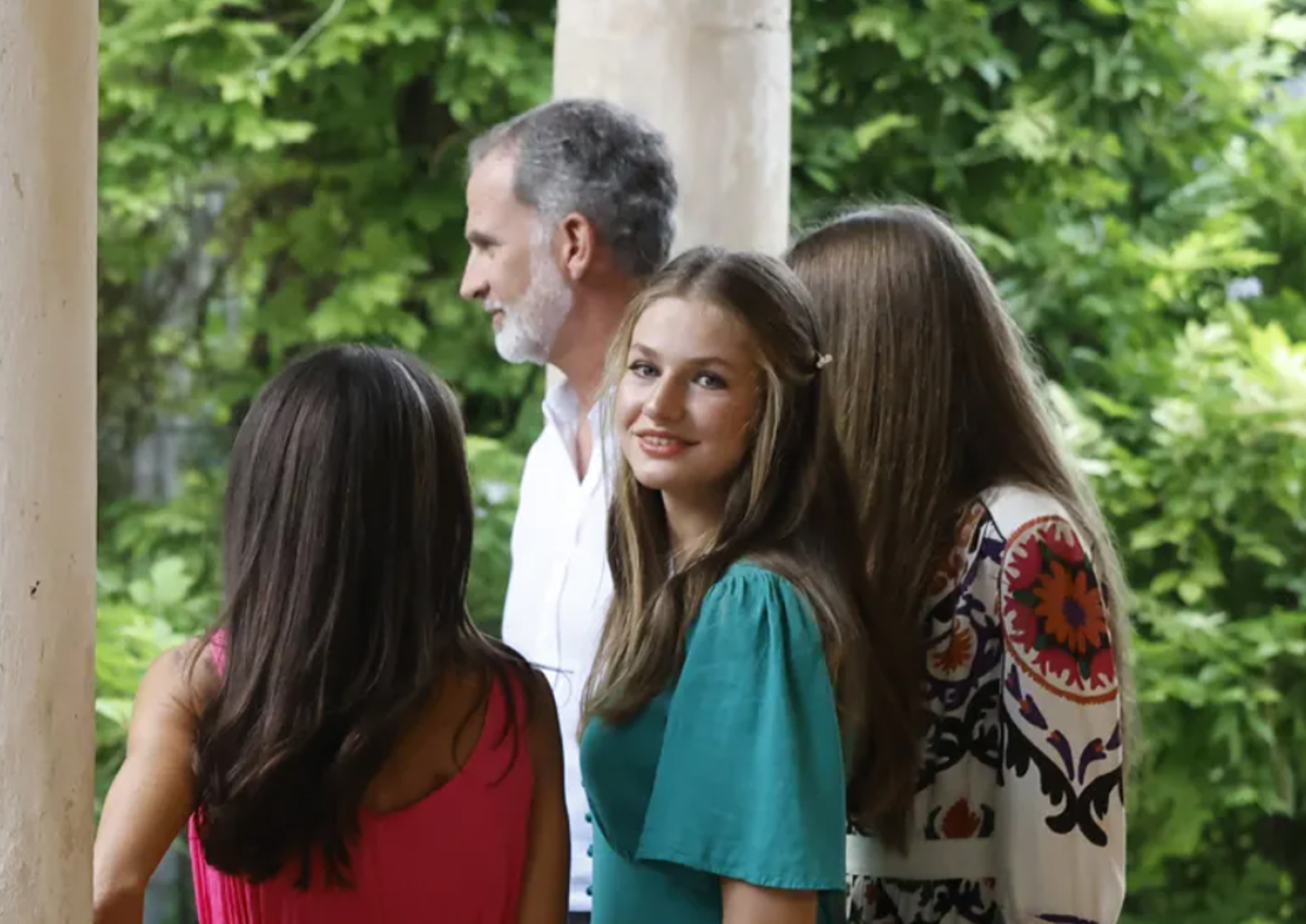 La princesa Leonor con sus padres en Mallorca en su último verano antes de su cumpleaños 18.