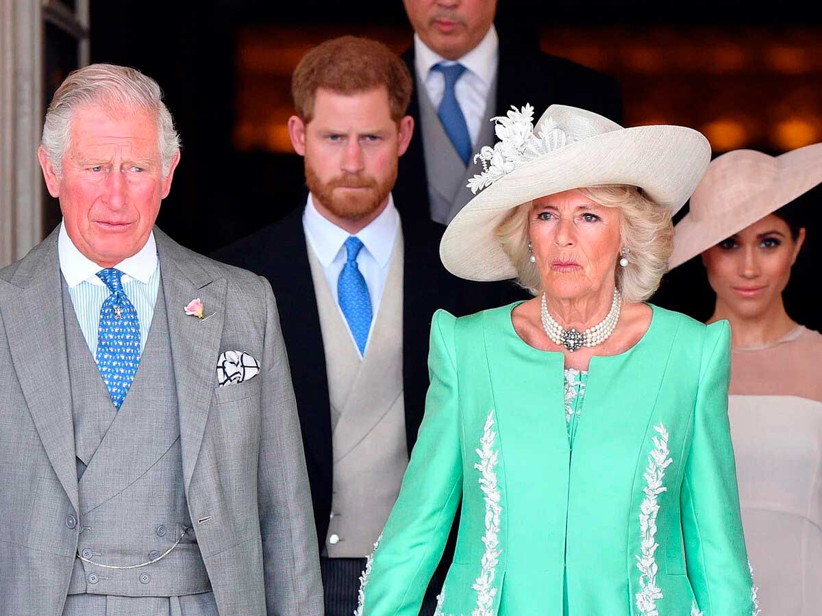 Reina Camilla, rey Carlos III, príncipe Harry y Meghan Markle