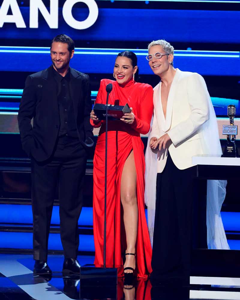 Christopher Uckermann, Maite Perroni y Christian Chávez entregaron un premio Billboard a Bad Bunny a principios de octubre.