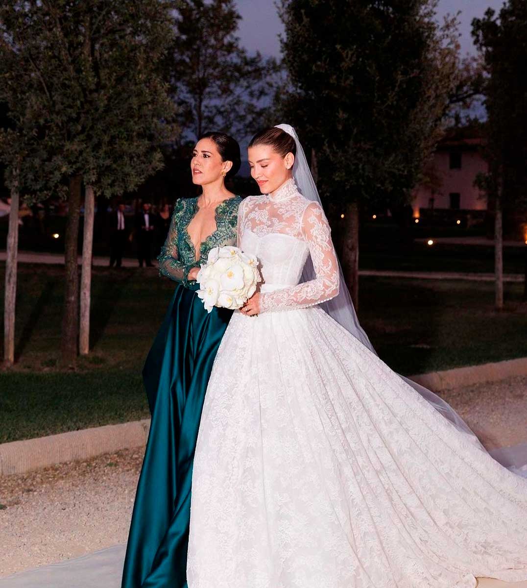 Stephanie Salas acompañó a su hija Michelle Salas hasta la primera parte del atrio rumbo al altar.