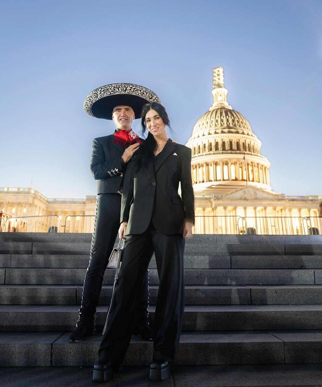Alejandro Fernández compartió el honor de caminar vestido de charro en las emblemáticas instalaciones del Capitolio. 