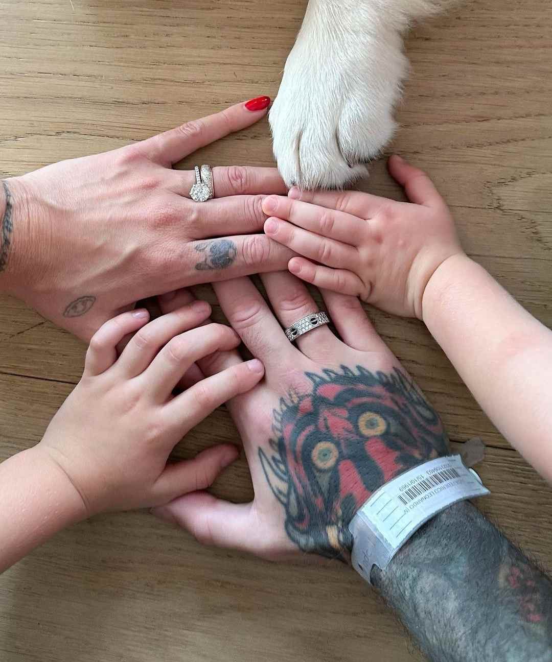 Chiara Ferragni recibió junto a su familia a su esposo Fedez, quien estuvo unos días hospitalizado.