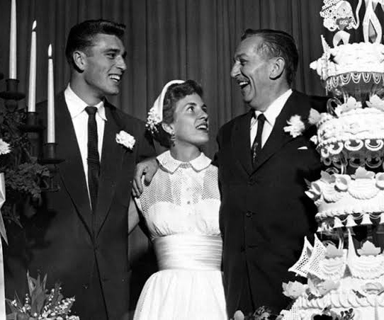 Diane Disney junto con su esposo, Ron Mller, y su papá, Walt Disney. 
