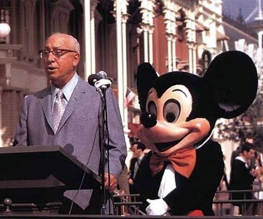 Roy Disney, el hermano de Walt, quedó a cargo de la compañía tras la muerte de su hermano. 