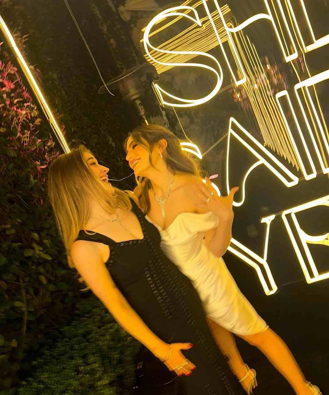 Sofía Castro posó junto con su hermana, quien en todo momento presumió la felicidad de su compromiso. 