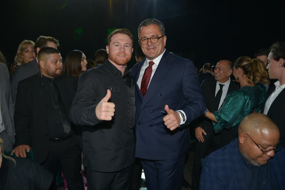 Saúl 'Canelo' Álvarez y  Carlos Hermosillo en el concierto privado de Luis Miguel en Monterrey.