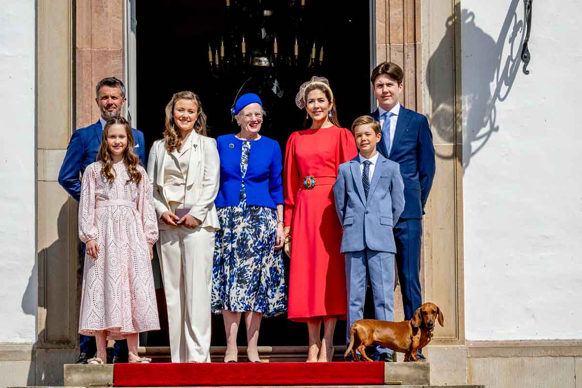 Príncipes Felipe y Mary Dinamarca con sus hijos y la reina Margarita.