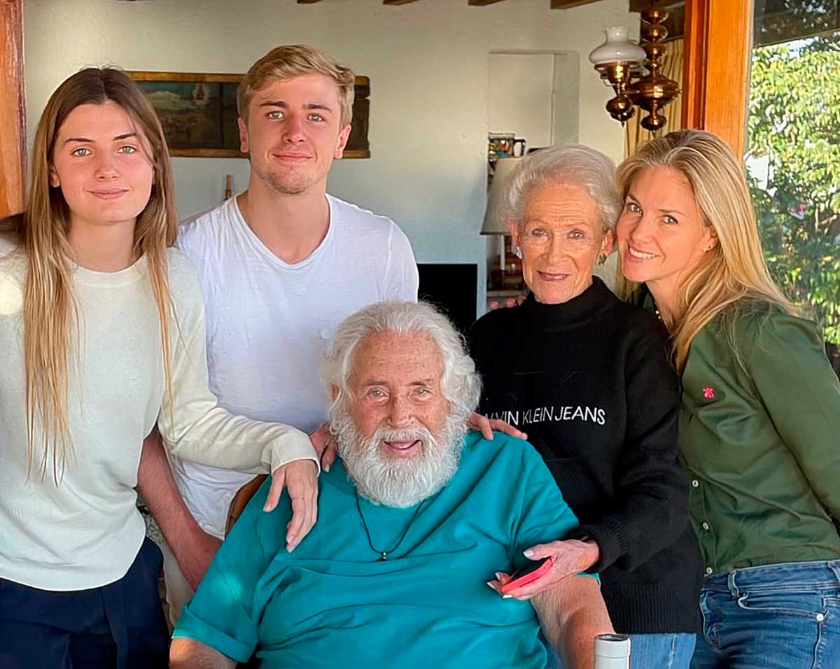 Sus hijos Luis y Amina son la prioridad de Genoveva Casanova. Aquí junto a los abuelos de la socialité mexicana.