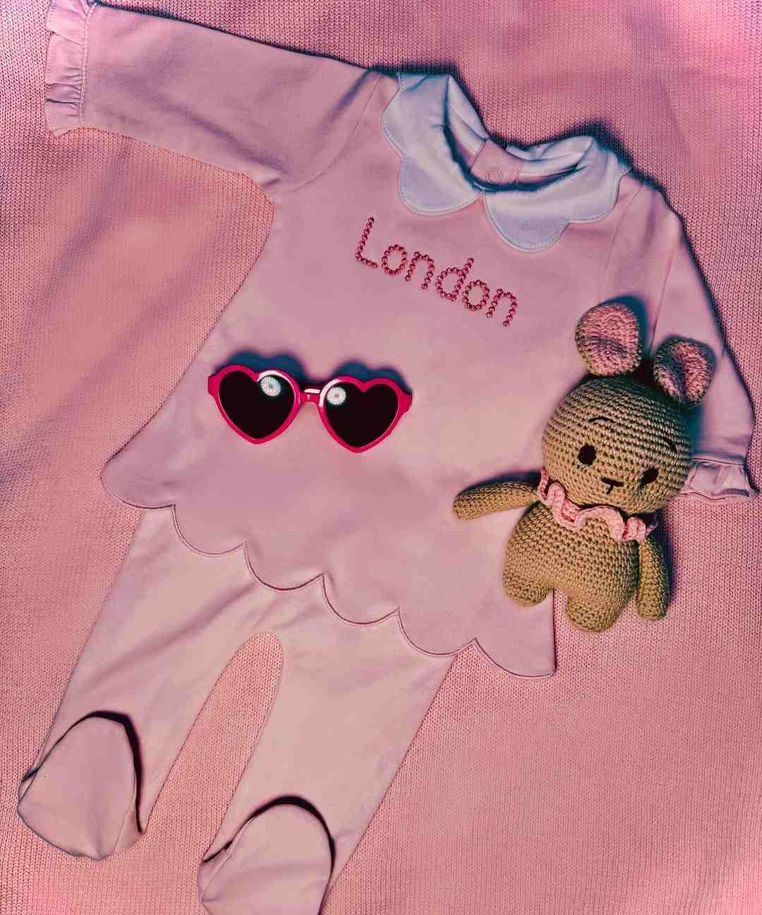 Paris Hilton se convirtió en mamá por segunda vez, en esta ocasión de una niña. 