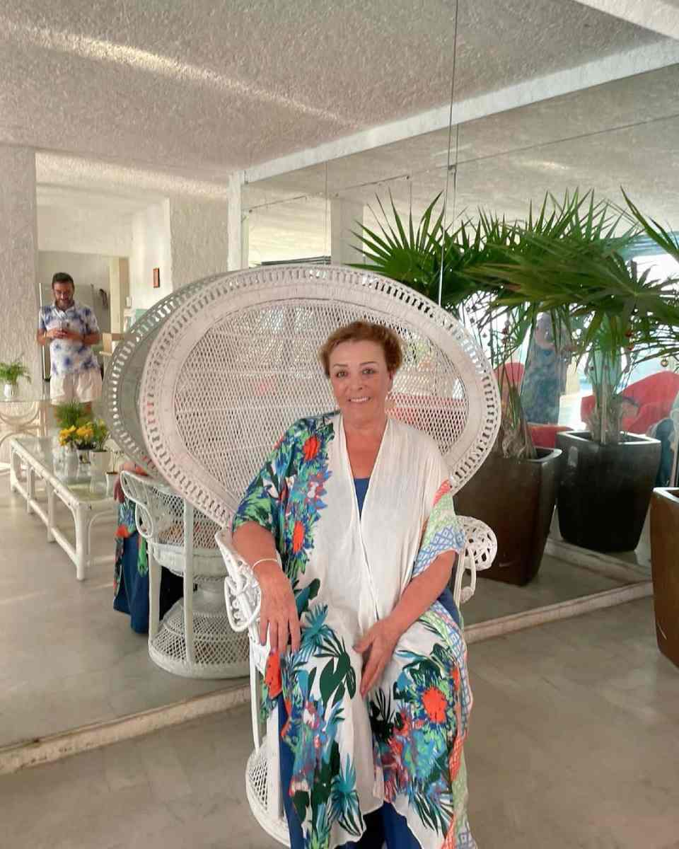 Sylvia Pasquel en Acapulco, mostrando la famosa silla que usaba su mamá, Silvia Pinal, en "Mujer, casos de la vida real". 