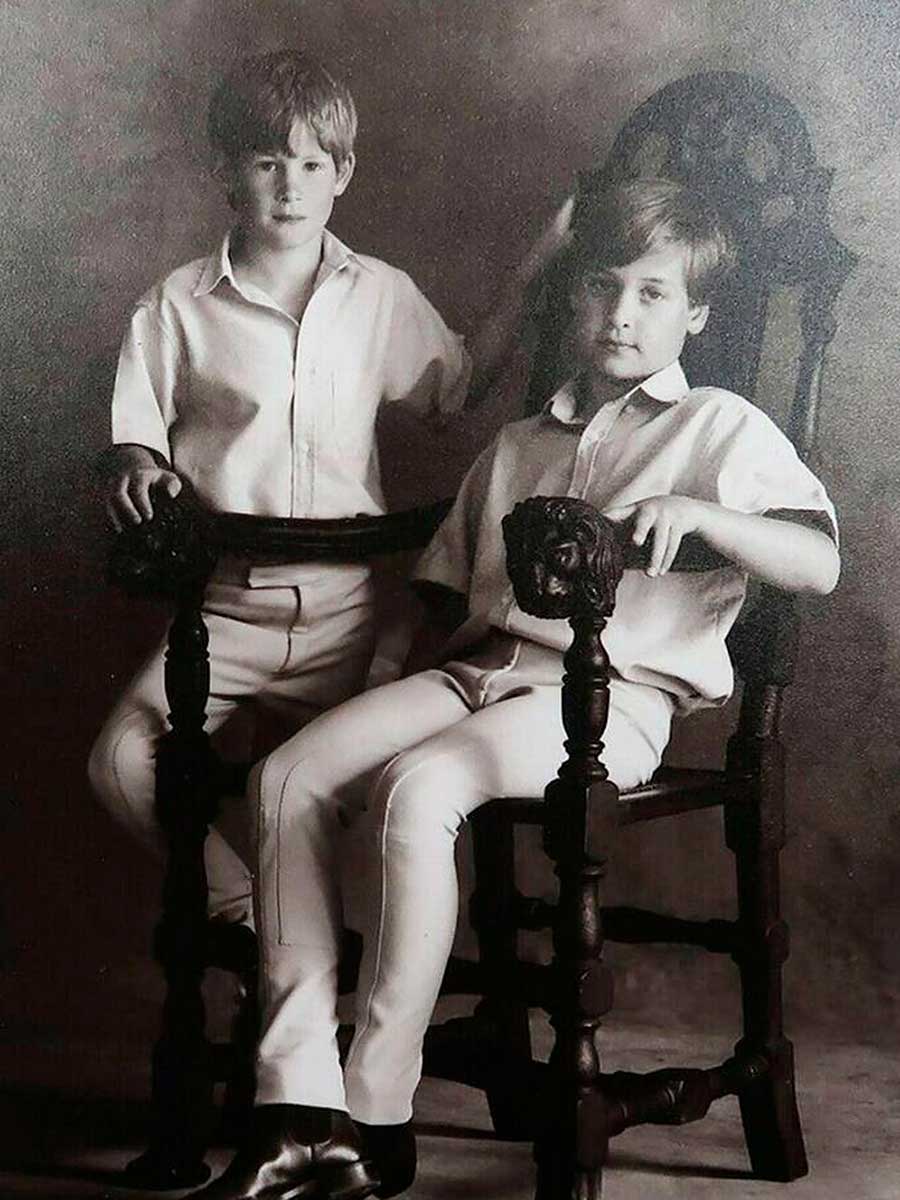 La princesa Diana amaba las fotos en blanco y negro. Así fue la postal navideña de 1992 en donde los protagonistas fueron sus hijos William y Harry. 