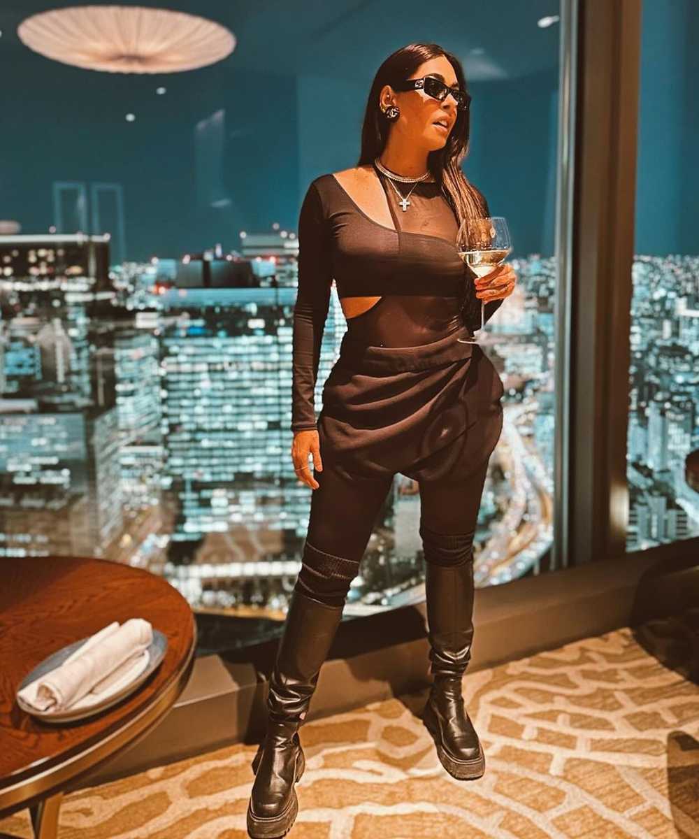 Galilea Montijo en outfit espectacular disfrutando de la noche de Tokio.