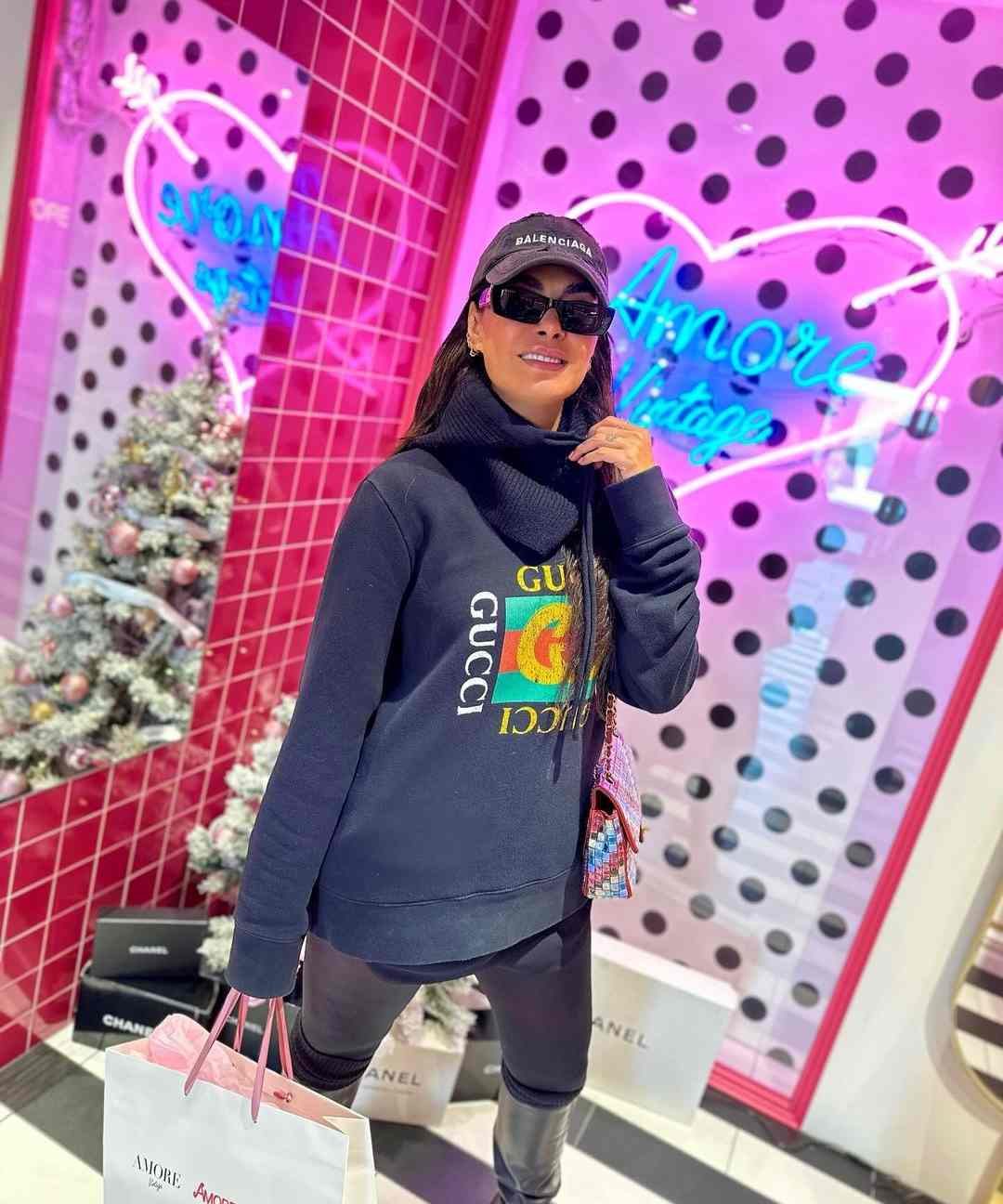 Galilea Montijo disfrutó la experiencia de compra en una tienda Chanel en Japón durante sus vacaciones con Isaac Moreno. 