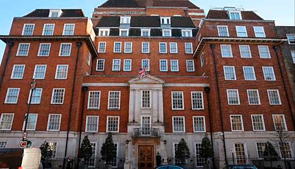 El monarca ingresó a la Clínica Londres hoy por la mañana y antes de entrar al quirófano, pasó a visitar a la princesa de Gales. 