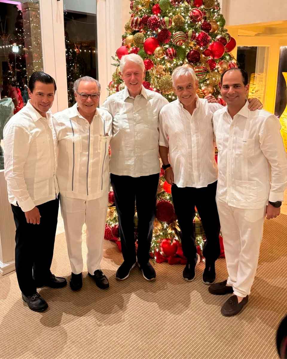 Enrique Peña Nieto reapareció en redes sociales junto a Bill Clinton en Punta Cana.