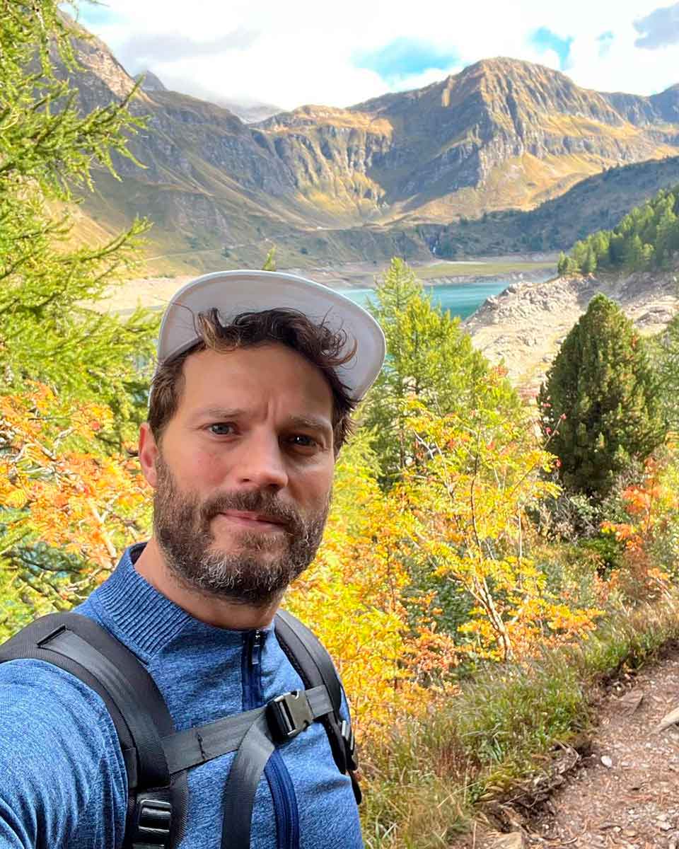 Al actor le gusta explorar cada lugar que visita. 