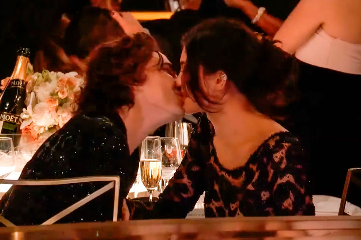 El beso de Kylie Jenner y Timothée Chalamet fue de lo más comentado de la ceremonia 81 de los Golden Globes.