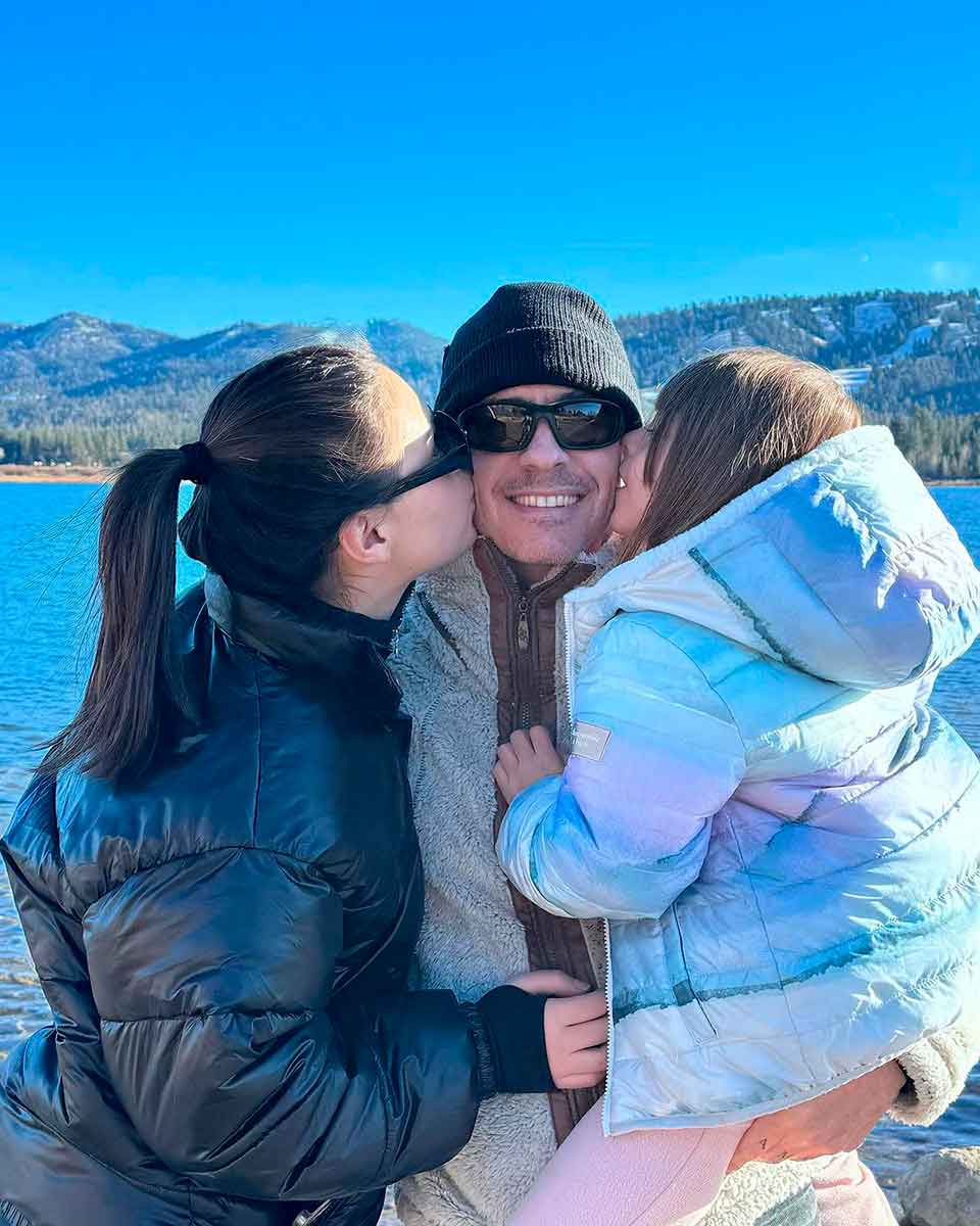 Mauricio Ochmann pasó las fiestas navideñas con sus hijas Lorenza y Kailani, y con las mamás de ambas. 