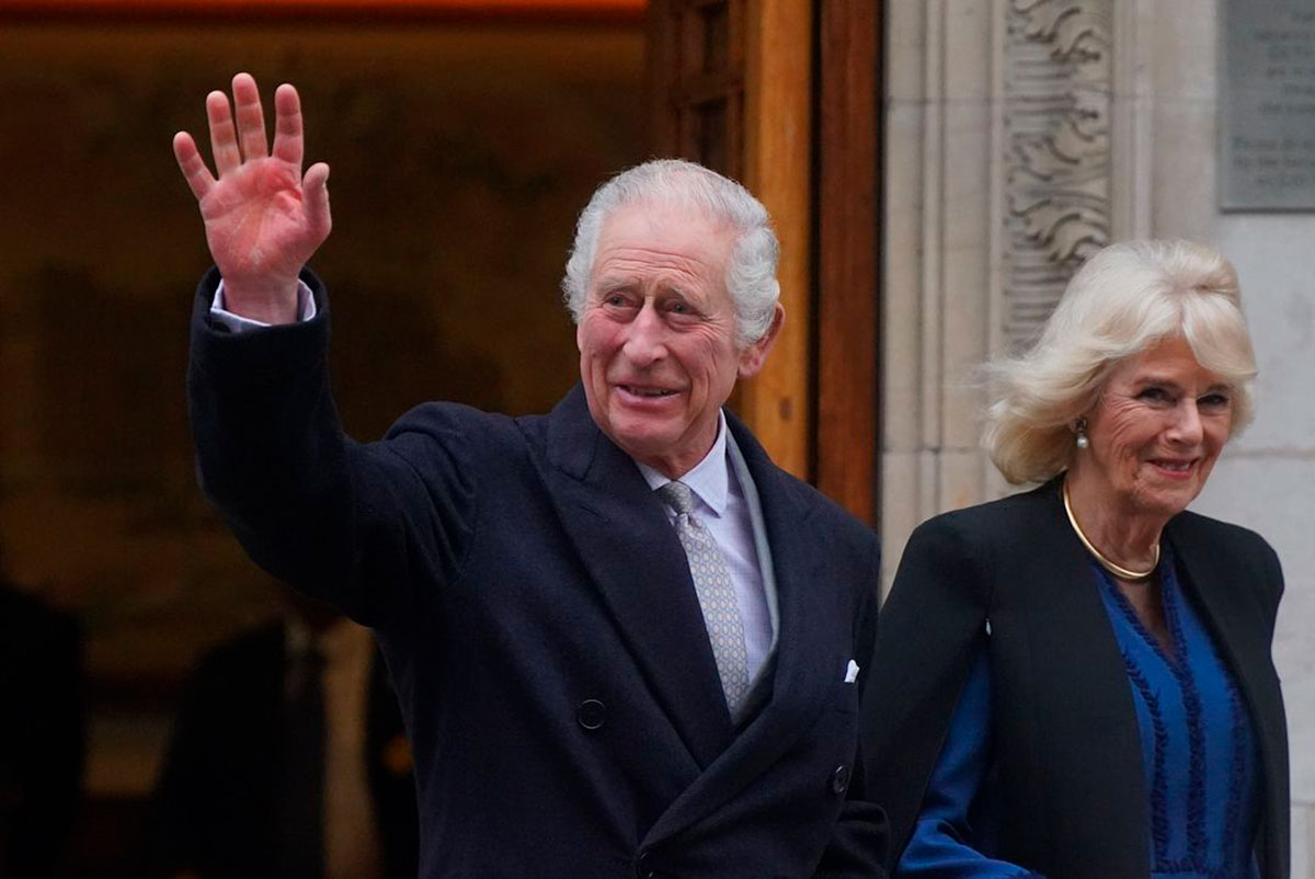 El rey Carlos abandonó el hospital el día de hoy al igual que la princesa, luego de tres días por un tratamiento de agrandamiento de próstata.