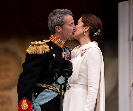El beso histórico con el que se 'aderezó' la proclamación del rey Federico X. 