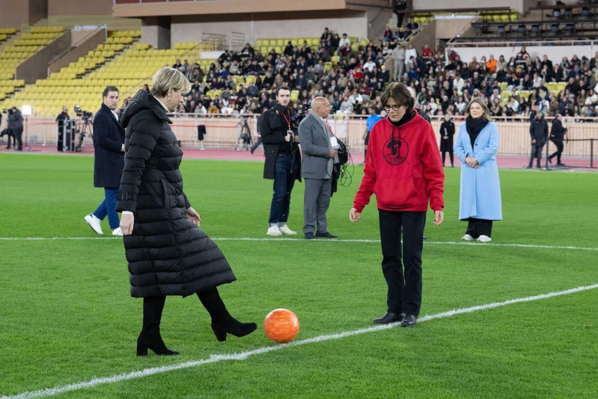 Charlène y Estefanía realizaron el saque de honor durante partido de la Copa de Lucha contra el Sida.