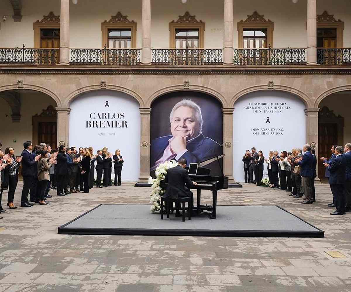 Patio central durante el homenaje a Carlos Bremer