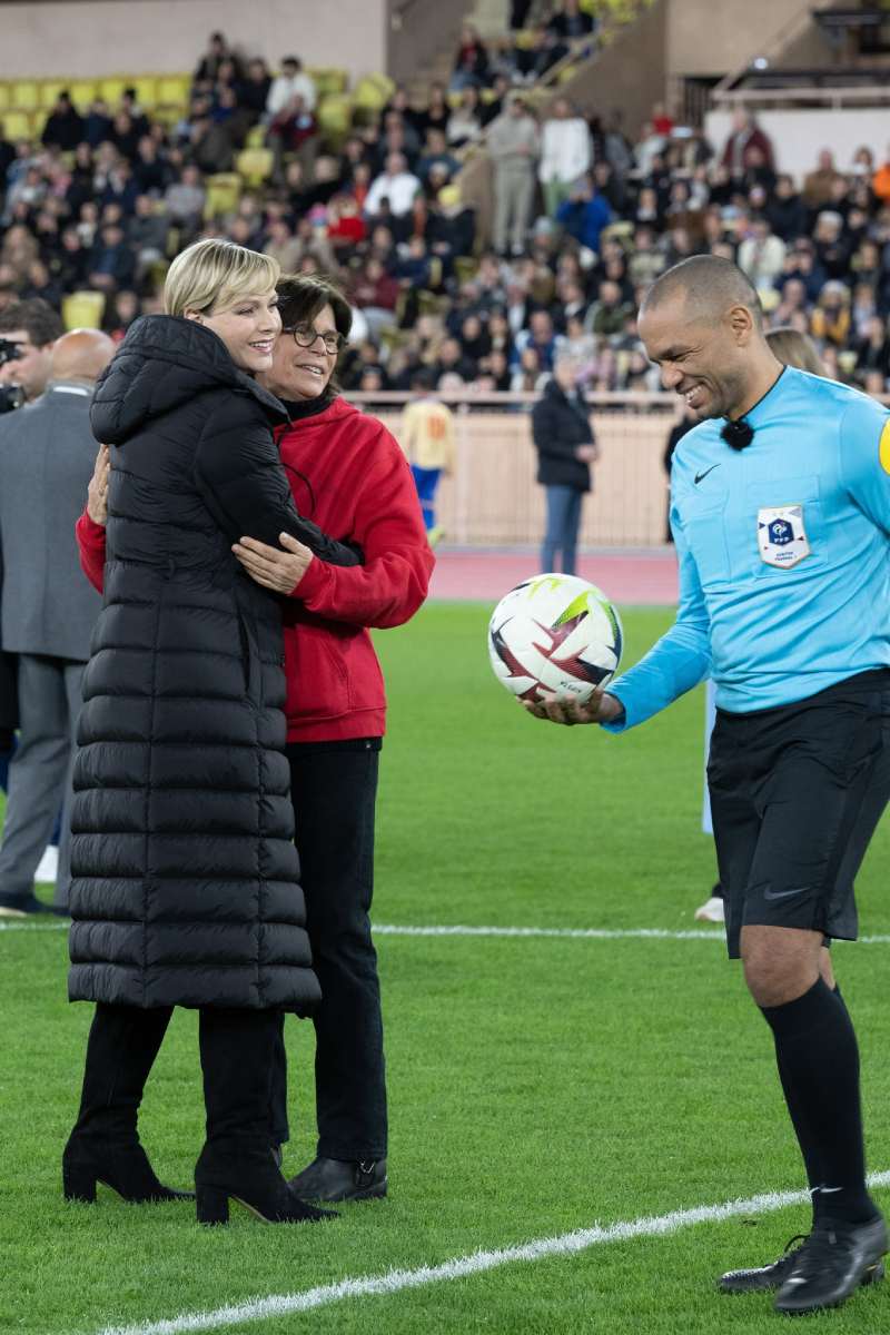 Las princesas Charlène y Estefanía de Mónaco se mostraron muy cariñosas durante partido de futbol solidario. 