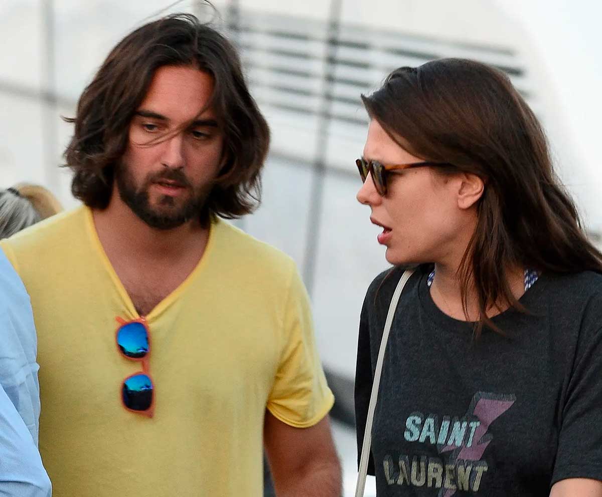 El productor y director francés se ha enfocado en su trabajo, mientras que Carlota quiere una vida mucho más familiar. 