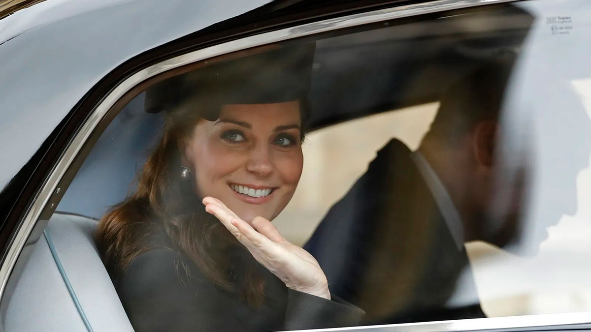 Kate Middleton quiso evitar a toda costa a los fotógrafos a su salida del hospital. 