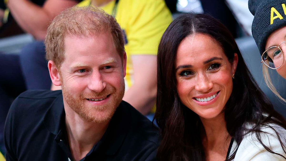 ¿Harry y Meghan se aprovechan del momento tan vulnerable que vive la familia real británica para 'seguir trabajando'?