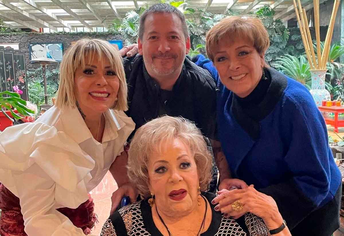 Doña Silvia Pinal seguirá hospitalizada varios días. 