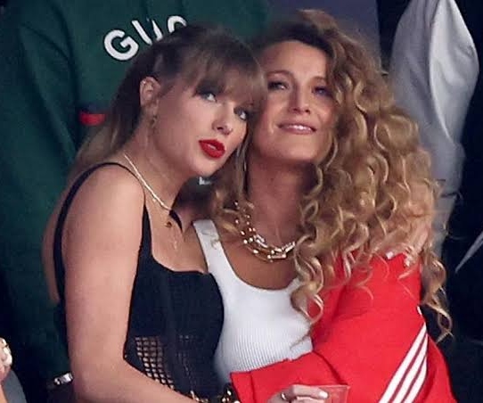 Blake Lively y Taylor Swift viendo juntas el cardiaco partido del Super Bowl