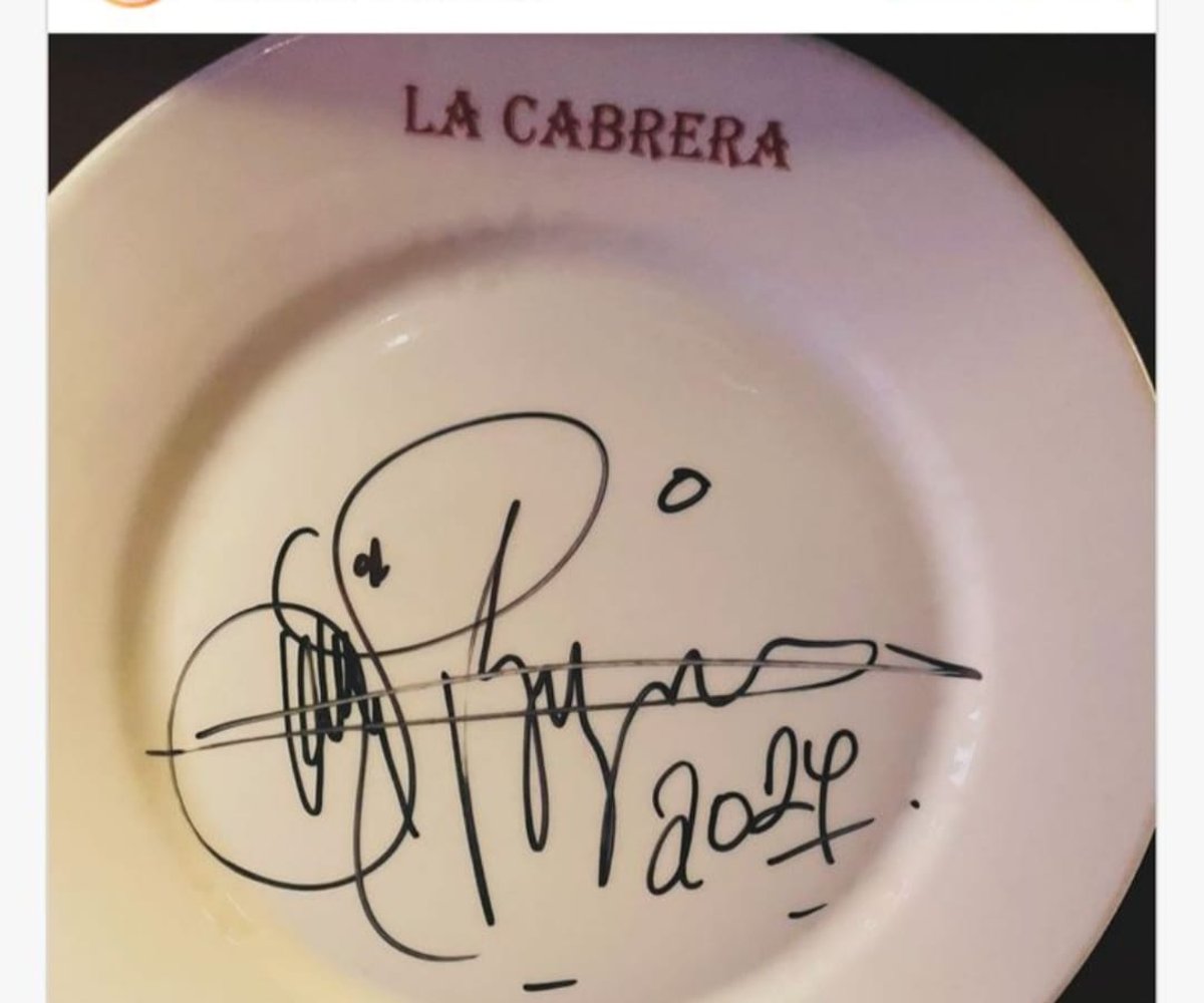 Luis Miguel firmó uno de los platos en los que comió en su visita a un restaurante de Colombia. 