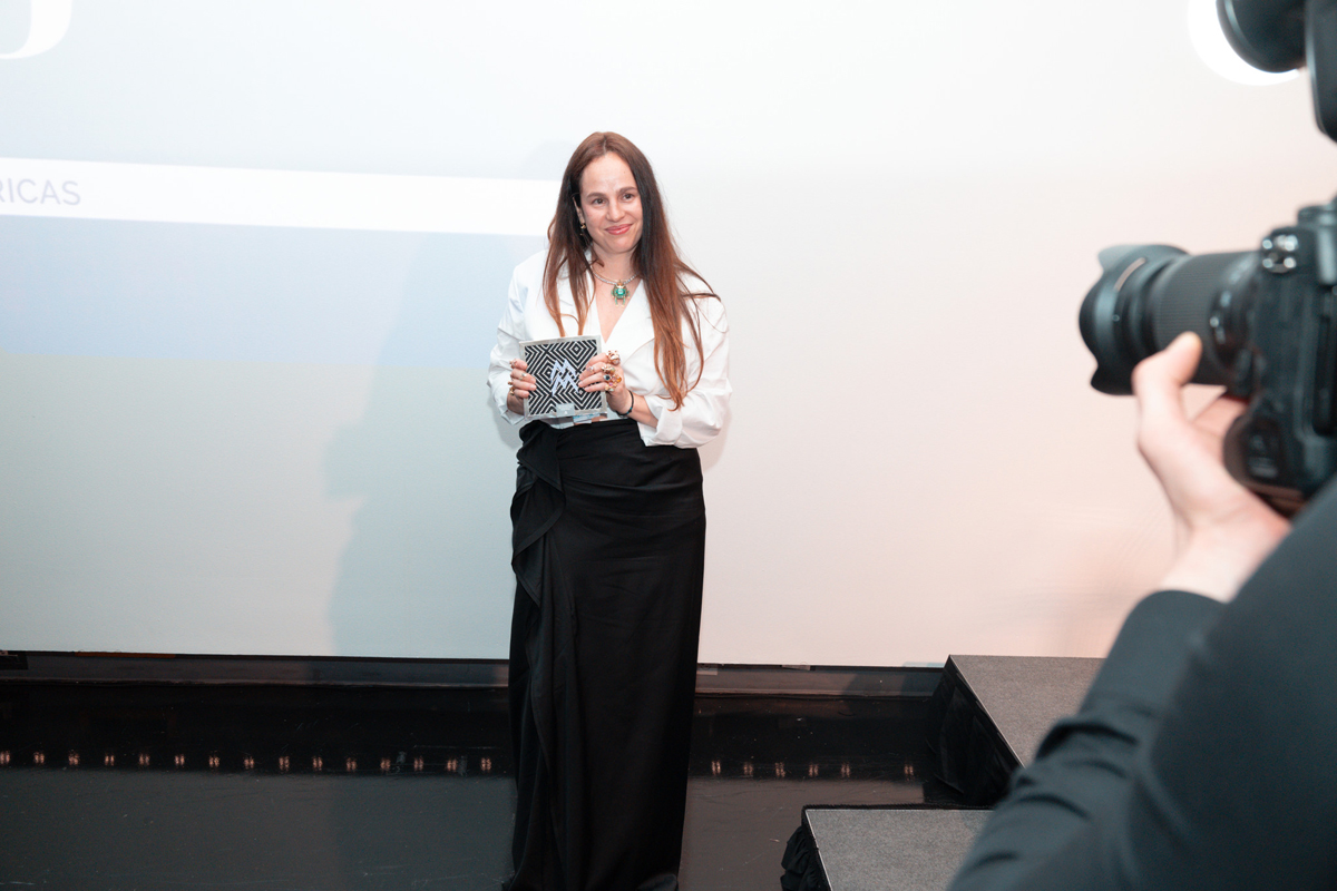 Daniela Villegas recibe homenaje en Gala 20 aniversario Mercado Global