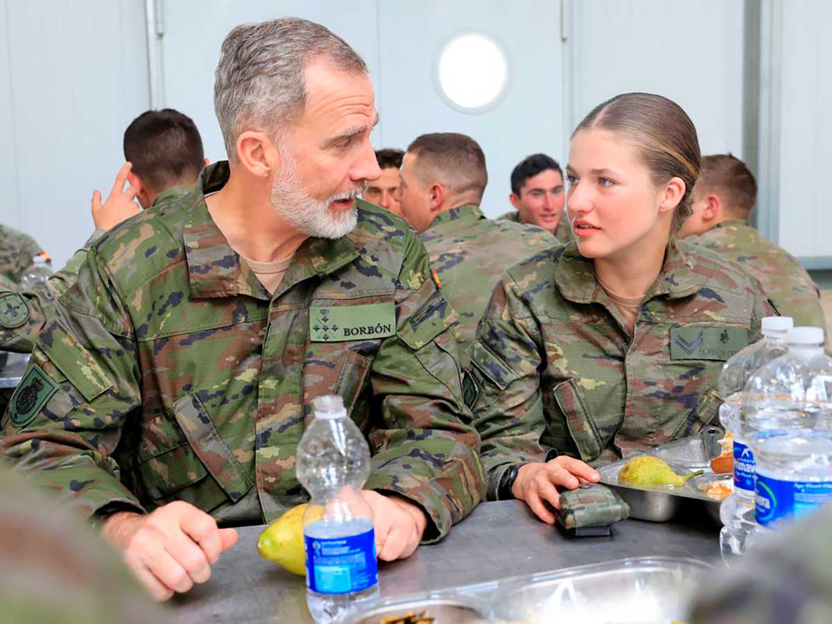 La princesa ve en el monarca una imagen paterna pero también es su mentor.