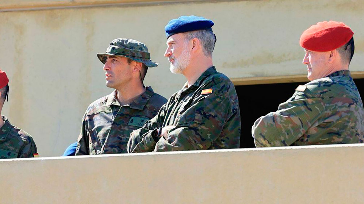 El rey de España expresa seguridad y confianza con sus acciones. 