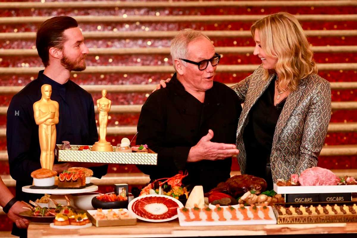 Wolfgang Puck, chef de origen austriaco y radicado en Los Ángeles, diseña cada platillo del menú para la ceremonia del Oscar.