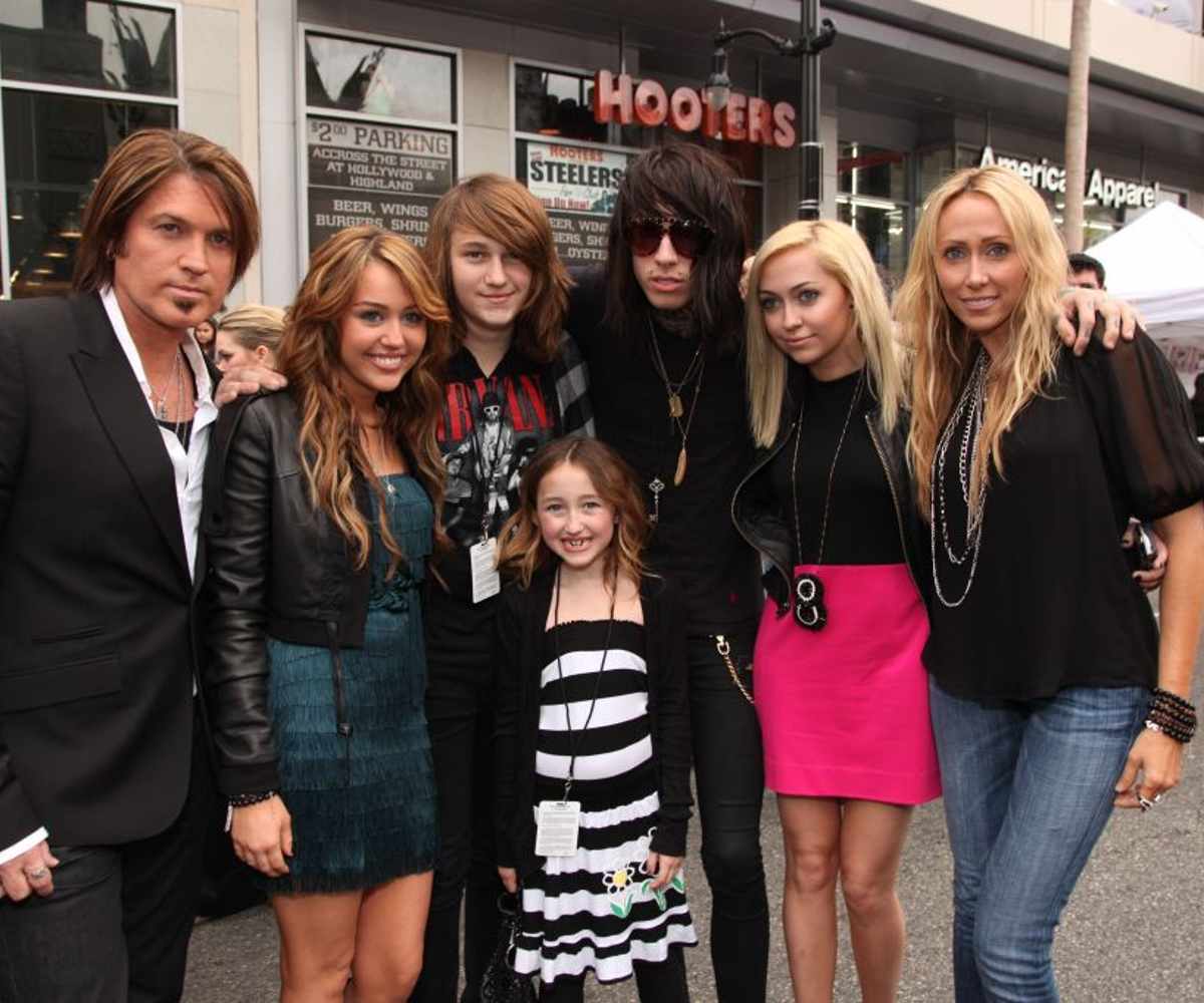 Miley Cyrus junto con algunos de los miembros de su familia